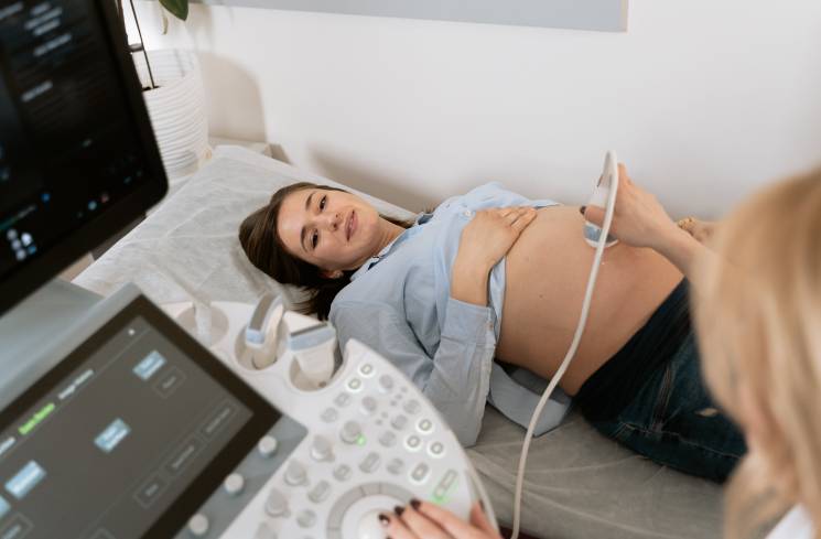 Ilustrasi ibu periksa kehamilan [Pexels.com/MART PRODUCTION]