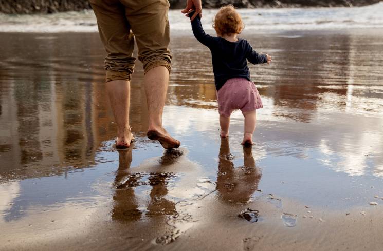 Ibu dan anak bermain di pantai [Pexels.com/Tatiana Syrikova]