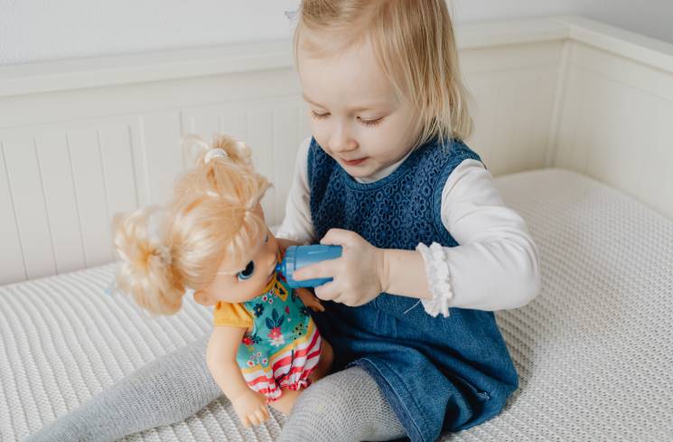 Anak bermain bonek sendirian [Pexels.com/Karolina Grabowska]