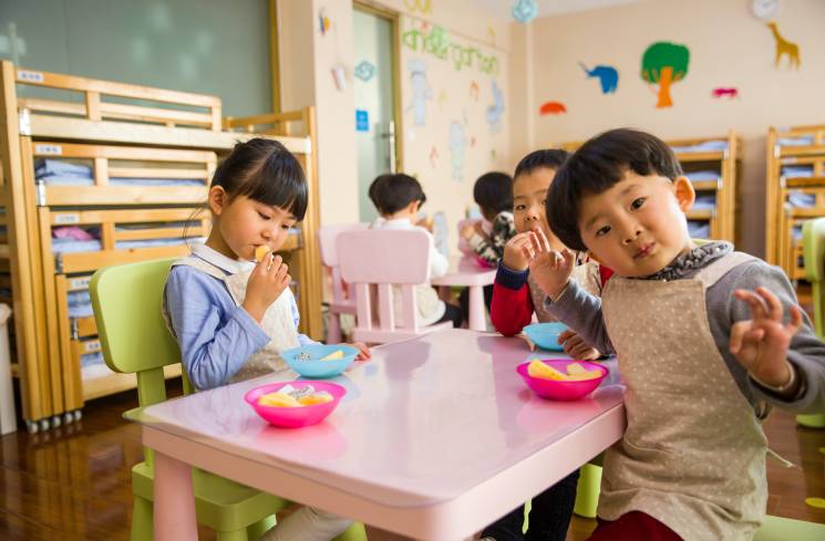 Ilustrasi anak makan bersama [Pexels.com]